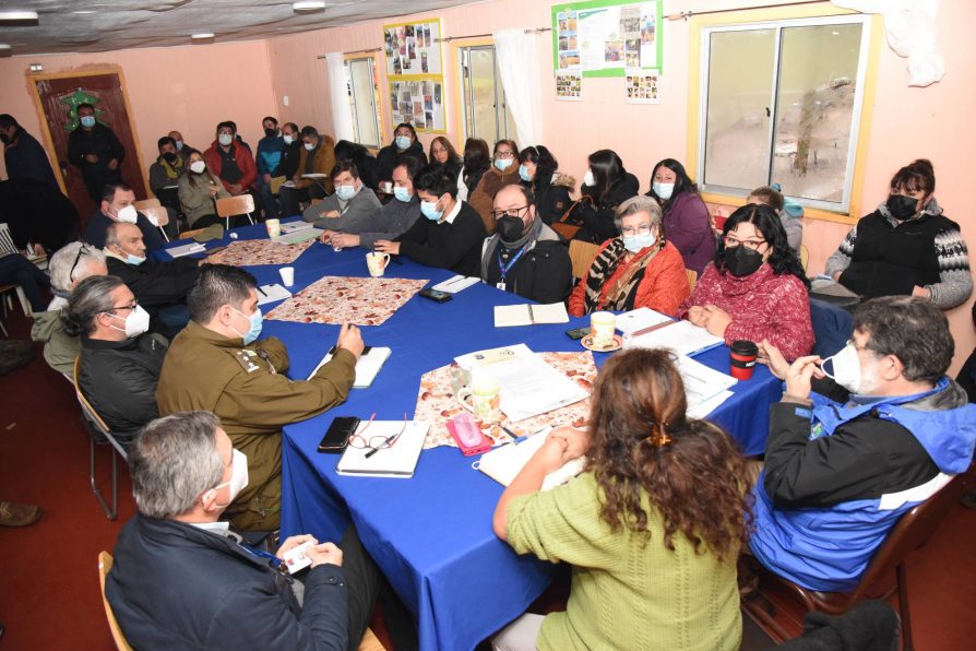 Delegada Presidencial y Gobernador Regional encabezaron una nueva mesa de trabajo con los vecinos de Los Ulmos