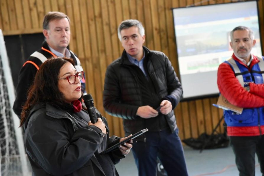 Gobierno dialogó con vecinos en terreno y reforzó trabajo preventivo en Coñaripe por aumento de actividad del Volcán Villarrica