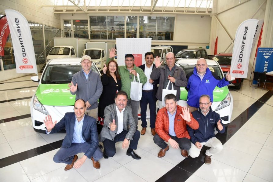 Entregan primeros colectivos del programa Mi Taxi Eléctrico en la región de Los Ríos