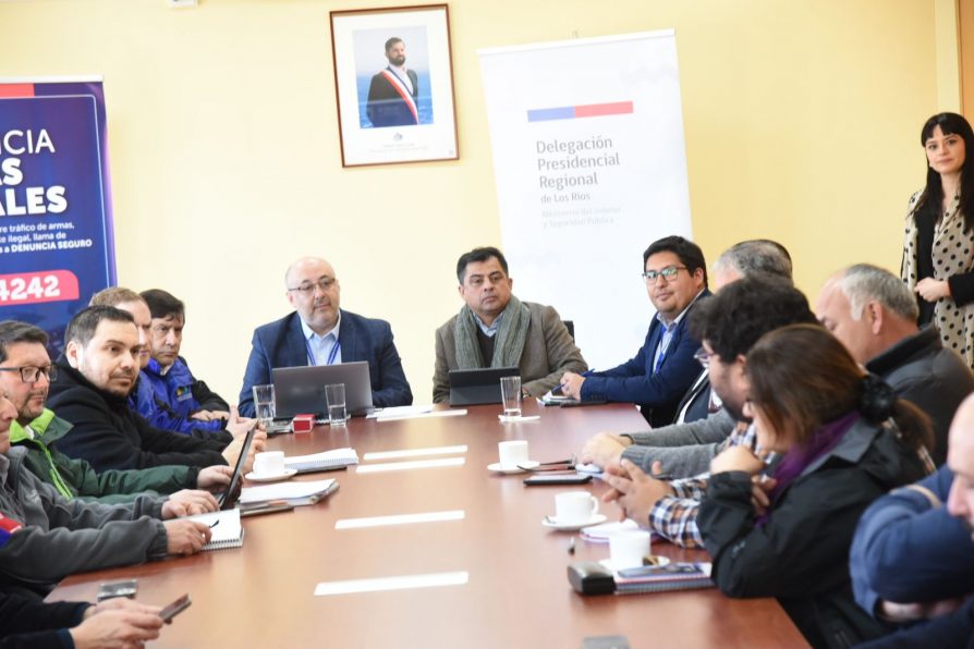 Delegación presidencial de Los Ríos realizó conversatorio regional sobre Comercio ilícito para aportar a la creación de la Política Nacional