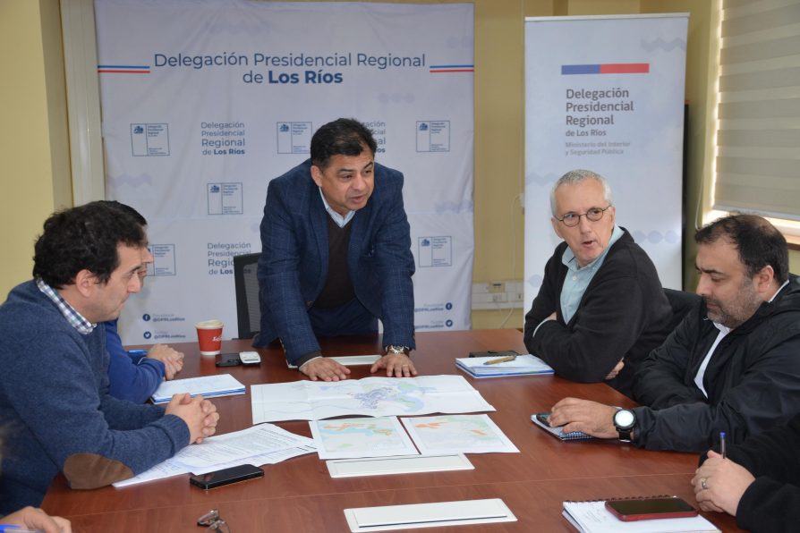 Gobierno reactiva mesa de trabajo para asegurar factibilidad sanitaria de más de 5 mil viviendas sociales en Valdivia y proyectar el crecimiento habitacional de la capital regional