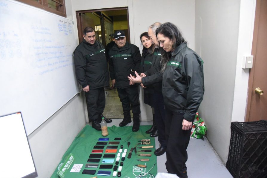 Autoridades encabezaron operativo extraordinario en Centro Penitenciario de Valdivia en el que se halló armas drogas y aparatos tecnológicos