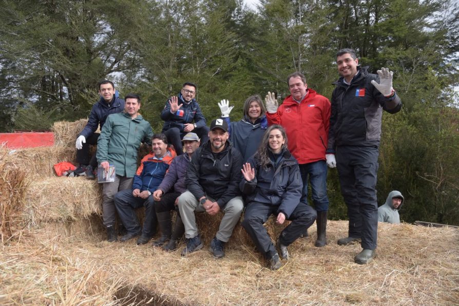 Pequeños agricultores de Corral afectados por sistemas frontales recibieron forraje para su ganado.